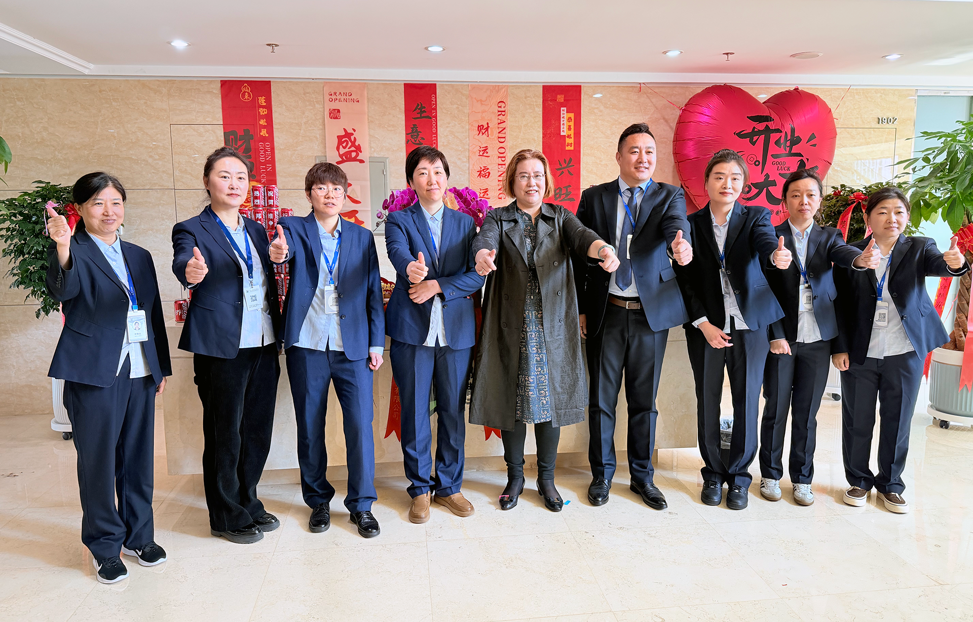 财务合影 1920.png